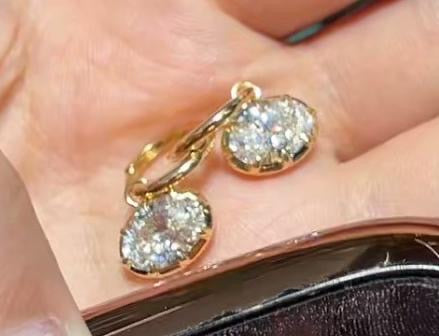 Total carat weight 4ct 18k earrings